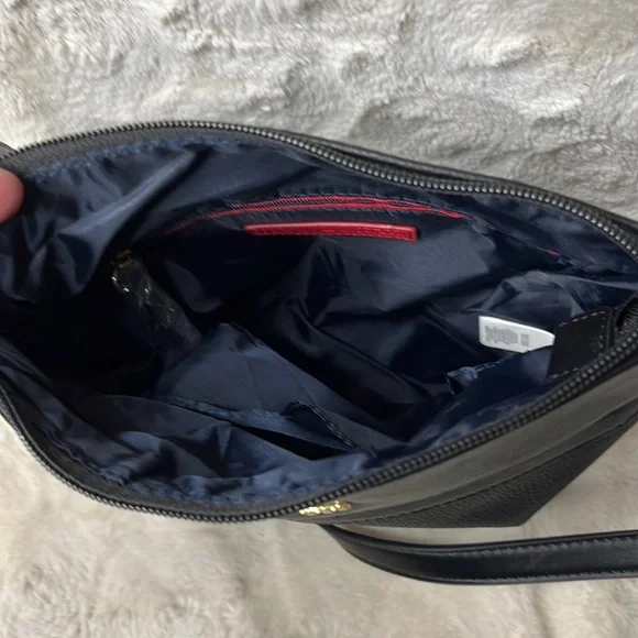 Tommy Hilfiger black crossbody with gold detail. Pouch card holder included - Picture 10 of 12